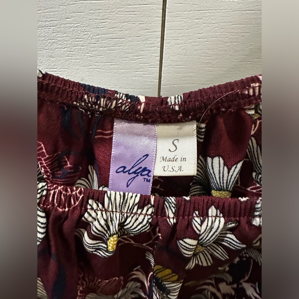Alga Women’s Burgundy Floral Scoop Neck Peasant Top- size Small - Picture 2 of 5